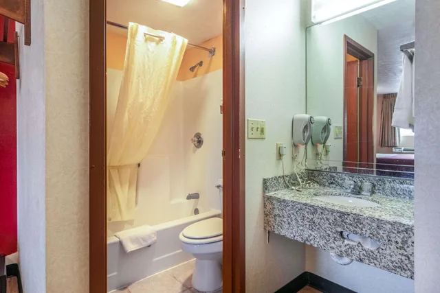 غرفة بسرير كينج، Econo Lodge Kent - Akron West 3/4
