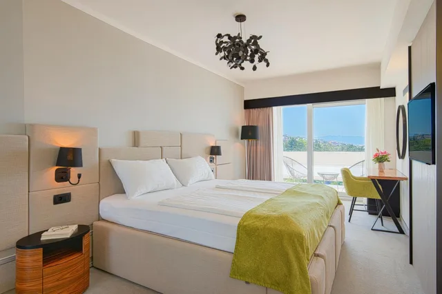 Superior, Double Bed, Two Extra Beds, Side Sea View, 2 Sofa, Balcony، Hotel Omorika Crikvenica 3/10