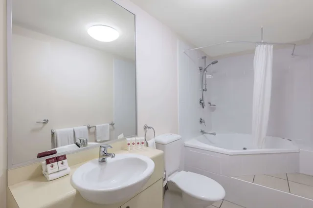 شقة بسرير كوين وسريرين منفصلين بغرفتي نوم، RAMADA BY WYNDHAM MARCOOLA BEACH 5/5