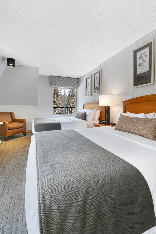 غرفة سوبيريور بسرير كينج وسرير كوين، Banff Inn 5/7