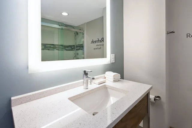 جناح جونيور، EVEN Hotel Ann Arbor 6/9