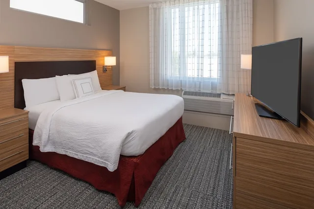 جناح بسرير كوين بغرفة نوم واحدة مع أريكة، TownePlace Suites by Marriott Miami Kendall West 2/8