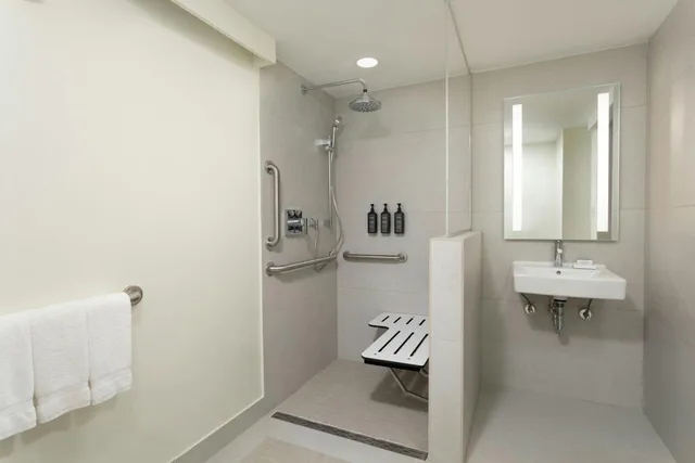 غرفة قياسية بسرير كينج بشرفة مع أريكة، Courtyard Isla Verde Beach Resort 5/5
