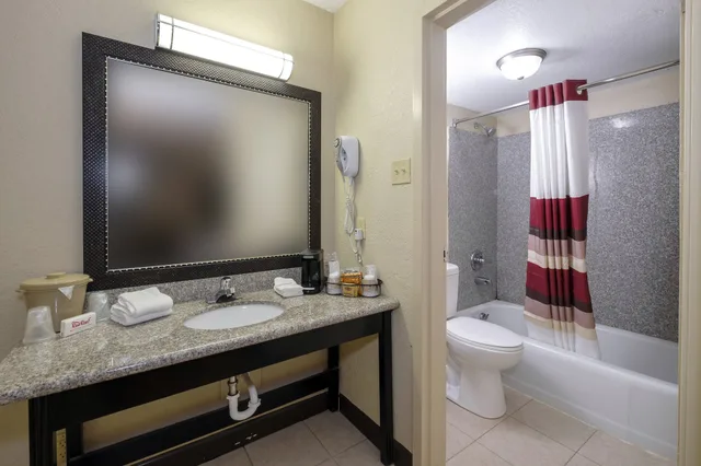 Deluxe, 2 Double Beds, Pool View, Red Roof Inn Hot Springs 8/10