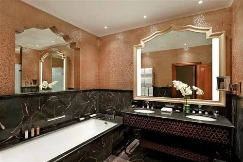 غرفة بريميير بسرير كينج، Waldorf Astoria Ras Al Khaimah Hotel 1/1