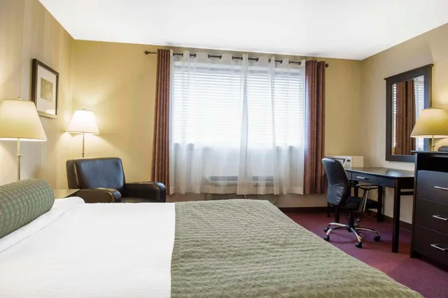 غرفة بسرير مزدوج، Quality Inn & Conference Center Pembroke - Ontario 2/3