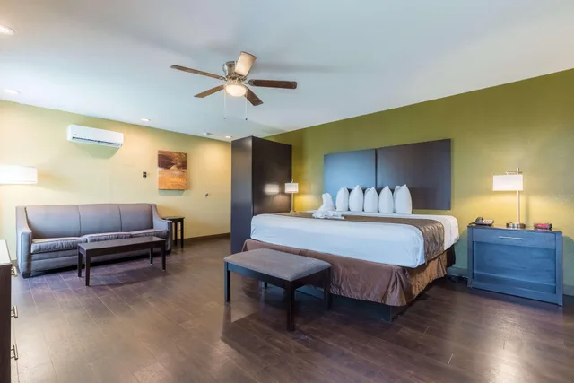 جناح بسرير كينج مع أريكة بمطبخ في طابق مرتفع، Best Western Padre Island 1/3