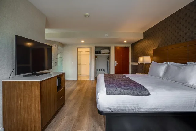 استوديو بسرير كينج، Monte Carlo Inn Oakville Suites 2/10