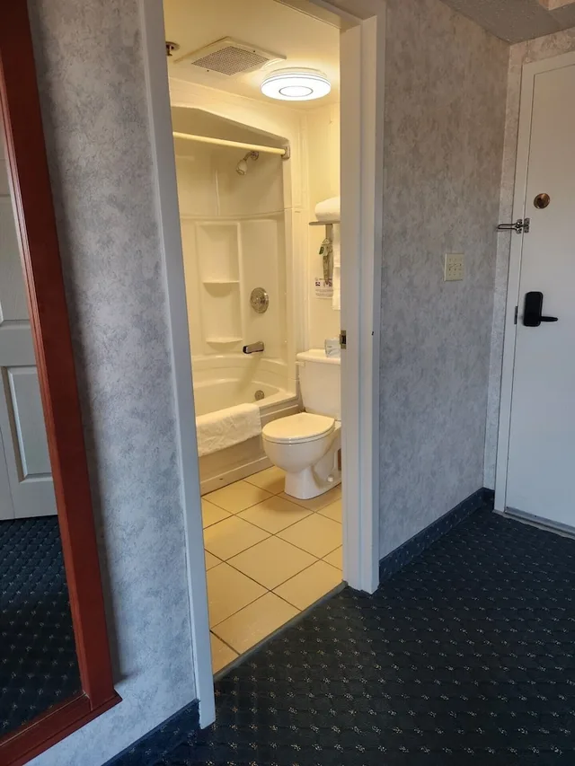 غرفة بريميوم بسرير كينج، Travelodge by Wyndham Amherst 8/9