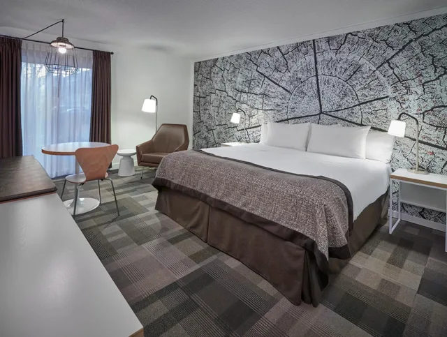 Coast, King Bed, Patio، Coast Canmore Hotel Conference Centre 1/5