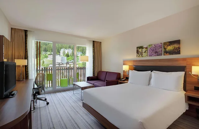غرفة عائلية بسرير كوين مع أريكة، Hilton Garden Inn Davos Hotel 1/1