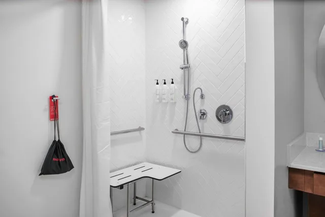 جناح بسرير كينج بإطلالة على المدينة بغرفة نوم واحدة مع أريكة، TownePlace Suites Tampa Clearwater 4/6