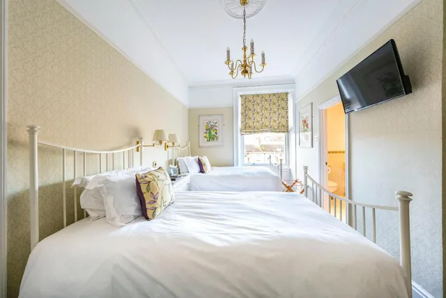 Room, Twin Beds, The Kennard 1/10