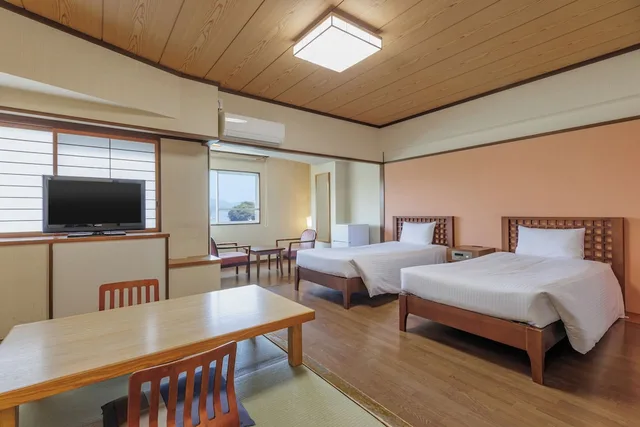 غرفة يابانية غربية قياسية بسريرين منفصلين وفرشتي فوتون بإطلالة على البحر، Izumigo Toba Dog Paradise Hotel 3/5
