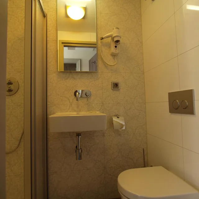 غرفة ثلاثية، Hotel Clemens 2/4