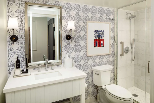 غرفة بسرير كوين بإطلالة على البحر، Casa Marina Key West, Curio Collection by Hilton 4/5