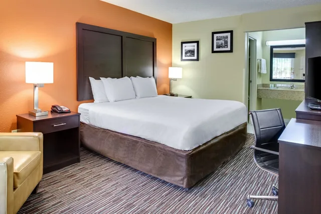 غرفة قياسية بسرير كينج، Clarion Pointe Biltmore Village 3/7