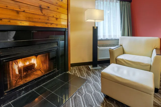 جناح بسرير كينج مع أريكة بحوض جاكوزي، Best Western Plus Poconos Hotel 4/7