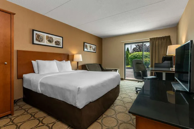 Room, Queen Bed, Comfort Inn Yarmouth 2/2