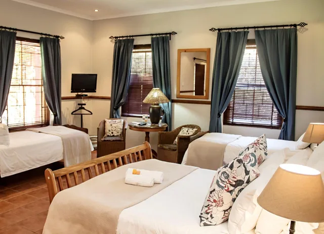 Cottage, Double Bed, Sofa, Beaufort Manor Country Lodge 2/2