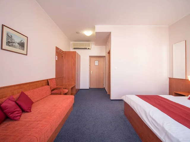 غرفة ثلاثية بسرير كوين وسرير فردي، Beranek Hotel 5/10