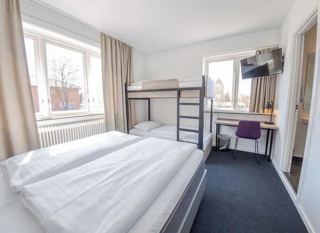 غرفة قياسية رباعية بسرير مزدوج وسريرين منفصلين، Copenhagen Go Hotel 1/3