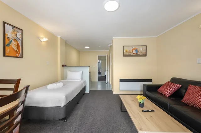 1 Bedroom, Downstairs, 1 Queen and 1 Single Bed، Fenton Court Motel 1/4