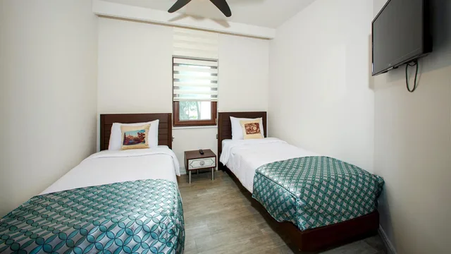 غرفة عائلية رباعية بسرير مزدوج وسريرين منفصلين بشرفة، Assos Barbarossa Hotel 7/10