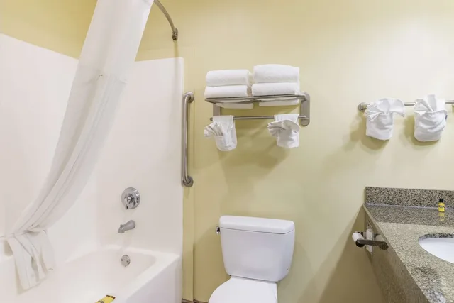 غرفة قياسية بسرير كينج مع أريكة، Best Western Plus Brunswick Inn & Suites 6/7