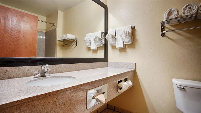غرفة بسرير كينج مع أريكة للمدخنين، Best Western Plus Graham Inn 2/2