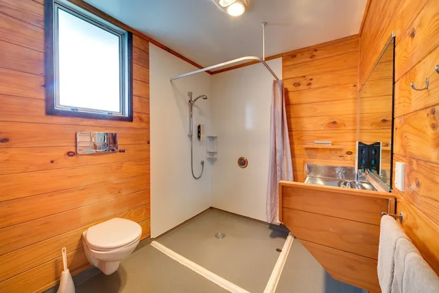 غرفة عائلية بأسرّة بطابقين وسرير كوين بـ6 غرف نوم، Wellington Top 10 Holiday Park 2/2