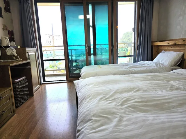 غرفة قياسية بسرير كوين وسرير فردي بإطلالة على البحر بغرفة نوم واحدة، Cheonjiyeon Hotel 10/10