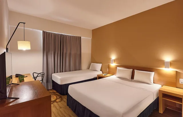 غرفة بسرير مزدوج وسرير فردي، HOTEL NACIONAL INN BAURU 1/4