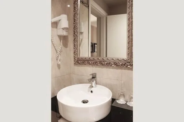 غرفة كلاسيكية بسرير كوين، C-Hotels Ambasciatori 2/3