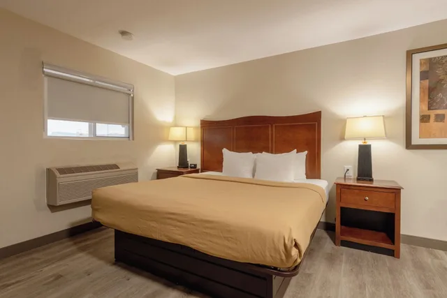 غرفة قياسية بسرير كينج، Suburban Studios Near Mesa Verde 2/8