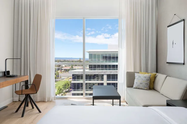 غرفة بسرير كينج مع أريكة، Hyatt Centric Mountain View 3/5