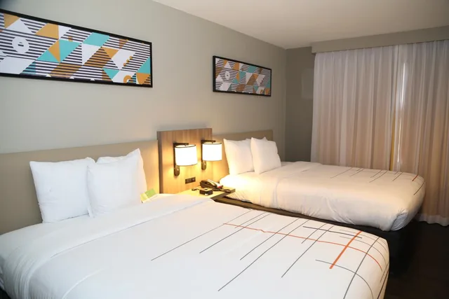 غرفة ديلوكس بسريرين مزدوجين مع أريكة، La Quinta Inn and Suites by Wyndham Montgomery 1/10