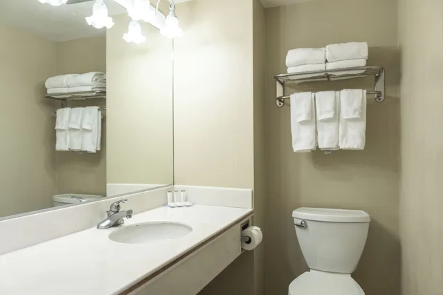 جناح بسرير كينج وسريرين كوين بغرفة نوم واحدة، Travelodge By Wyndham Monterey Bay 9/10