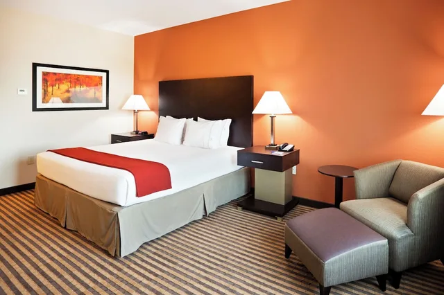 غرفة قياسية بسرير كينج، Holiday Inn Express Suites Charlotte Southeast Matthews 2/3