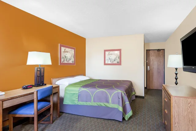غرفة بسرير كوين للمدخنين، Super 8 By Wyndham Charlotte/Amusement Park Area 2/4