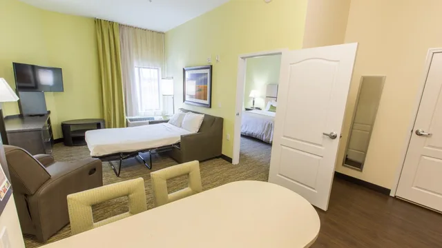 جناح بسرير كينج بغرفة نوم واحدة مع أريكة، CANDLEWOOD SUITES OVERLAND PARK 7/7