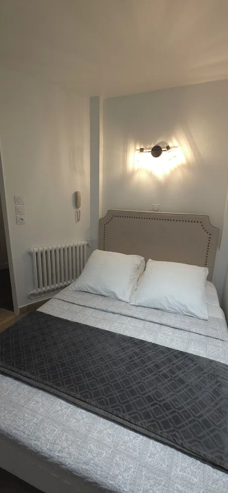 Standard, Double Bed, No Elevator, CAMELIA PRESTIGE - PLACE DE LA NATION 4/10
