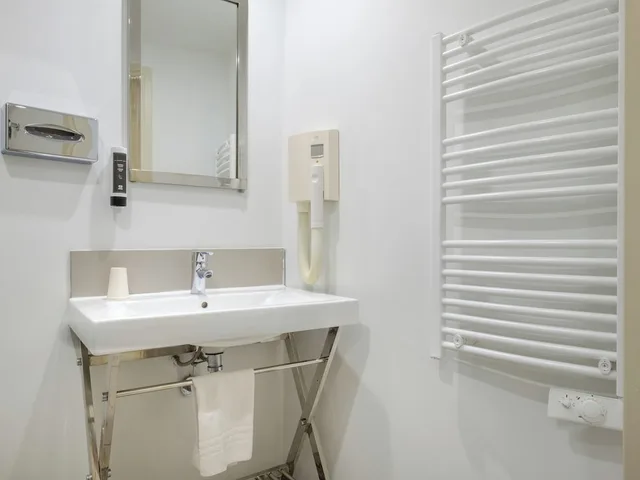 Double room, B&B HOTEL Antibes Juan-les-Pins 2/2