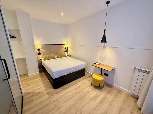 غرفة سوبيريور بسرير مزدوج بإطلالة على المدينة بشرفة، Mucho Madrid Hostel 1/10