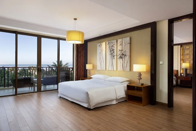 غرفة ديلوكس بسرير كينج بشرفة، Sheraton Shenzhou Peninsula Resort Wanning Hainan 3/5