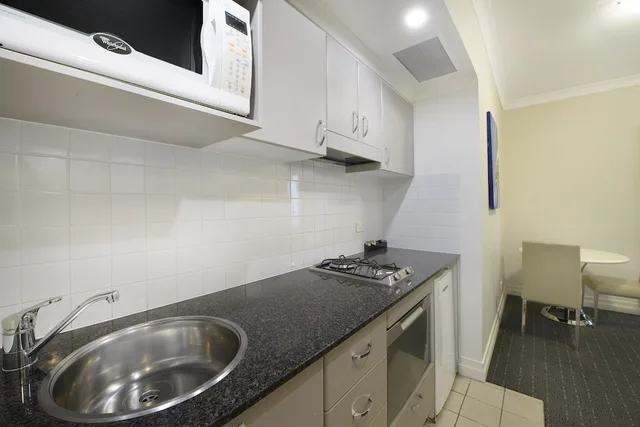 غرفة سوبيريور بسرير كوين وسريرين منفصلين بغرفة نوم واحدة، YEHS Hotel Sydney Harbour Suites 4/4