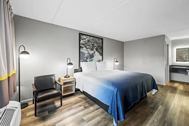 غرفة بسرير كينج للمدخنين لذوي الإعاقة، Super 8 By Wyndham Kingsport /I-81 3/9