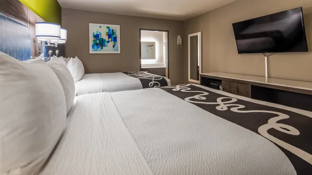 غرفة قياسية بسريرين كوين، Surestay Plus Hotel By Best Western Point Richmond 7/10