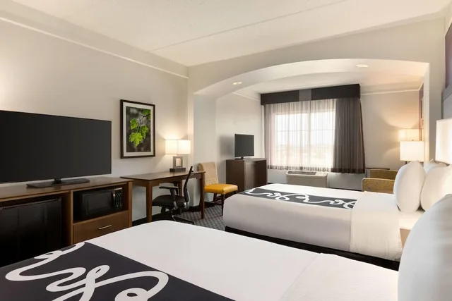 غرفة بسريرين مزدوجين، La Quinta Inn & Suites by Wyndham Arlington North 6 Flags Dr 4/9