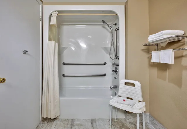 Room, King Bed, Accessible, Super 8 By Wyndham Mobile/Tillmans Corner 6/6